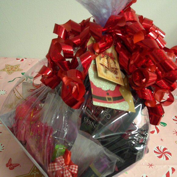 Merry & Matte-18-Piece Holiday Makeup Gift Set, Christmas Gifts for Her - Picture 6 of 6